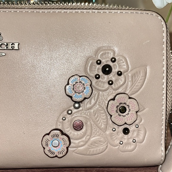 COACH LEATHER ACCORDIAN ZIP WALLET - Picture 4 of 16